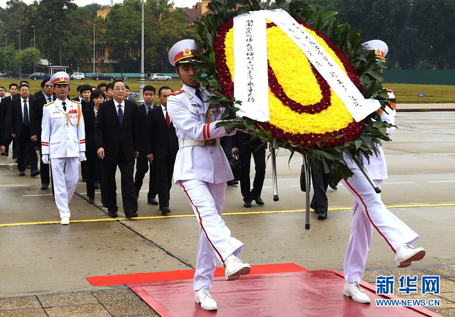 12月25日至27日，中共中央政治局常委、全國政協主席俞正聲對越南進行正式訪問。 這是12月27日，俞正聲在河內瞻仰胡志明主席陵。新華社記者劉建生攝
