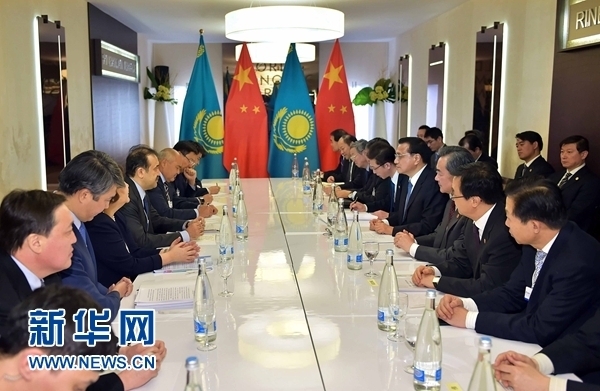 1月21日，中國國務院總理李克強在瑞士達沃斯會見哈薩克斯坦總理馬西莫夫。 新華社記者 李濤 攝