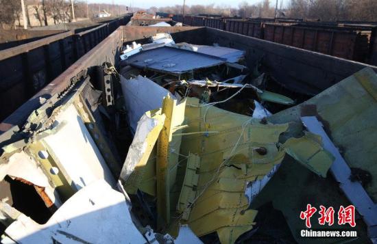資料圖：烏克蘭頓涅茨克，MH17墜毀客機的殘骸裝上火車。圖片來源：CFP視覺中國
