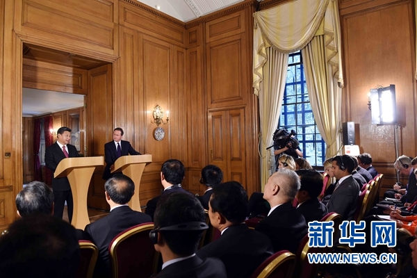 10月21日，國(guó)家主席習(xí)近平在倫敦唐寧街首相府同英國(guó)首相卡梅倫舉行會(huì)談。這是會(huì)談結(jié)束后，習(xí)近平和卡梅倫共同會(huì)見(jiàn)記者。 新華社記者 饒愛(ài)民 攝 