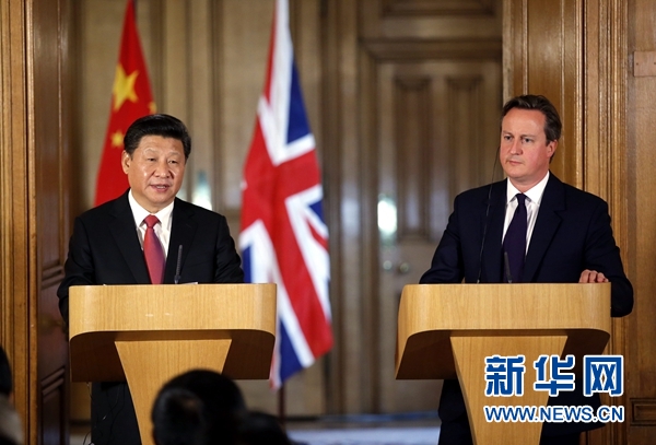 10月21日，國(guó)家主席習(xí)近平在倫敦唐寧街首相府同英國(guó)首相卡梅倫舉行會(huì)談。這是會(huì)談結(jié)束后，習(xí)近平和卡梅倫共同會(huì)見(jiàn)記者。 新華社記者 鞠鵬 攝 