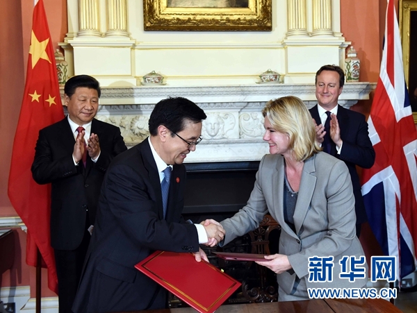 10月21日，國(guó)家主席習(xí)近平在倫敦唐寧街首相府同英國(guó)首相卡梅倫舉行會(huì)談。這是會(huì)談結(jié)束后，兩國(guó)領(lǐng)導(dǎo)人共同見(jiàn)證雙邊合作文件的簽署。新華社記者 饒愛(ài)民 攝 