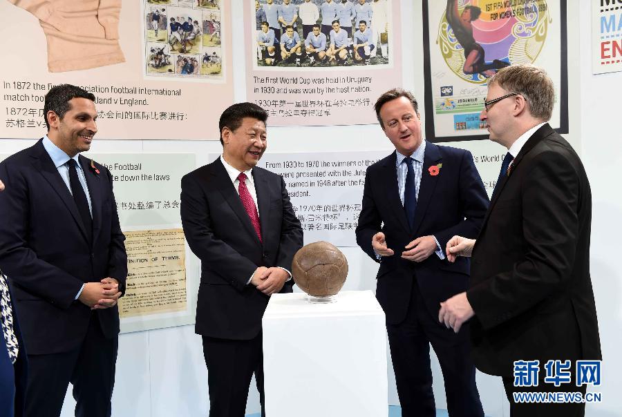 10月23日，國家主席習(xí)近平在英國首相卡梅倫陪同下，參觀曼徹斯特城市足球?qū)W院。 新華社記者 饒愛民 攝