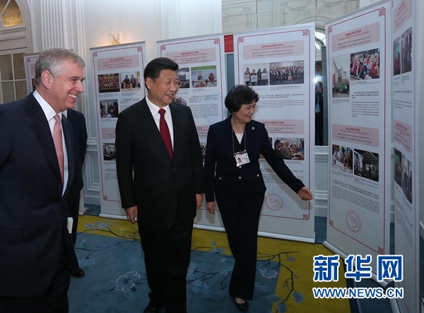 10月22日，國家主席習(xí)近平在倫敦出席全英孔子學(xué)院和孔子課堂年會(huì)開幕式。這是習(xí)近平參觀全英孔子學(xué)院和孔子課堂成果圖片展。 新華社記者 龐興雷 攝