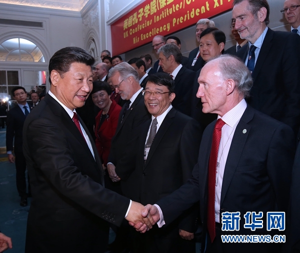 10月22日，國家主席習(xí)近平在倫敦出席全英孔子學(xué)院和孔子課堂年會(huì)開幕式。這是習(xí)近平同參加開幕式的嘉賓親切交談。 新華社記者 龐興雷 攝 
