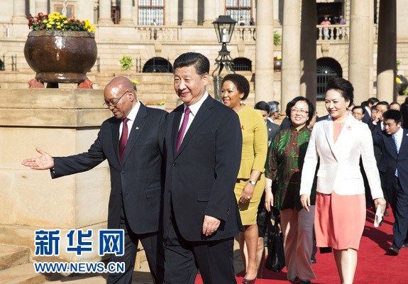 12月2日，國家主席習近平在比勒陀利亞同南非總統祖馬舉行會談。這是會談前，祖馬在聯邦大廈廣場為習近平舉行隆重的歡迎儀式。 新華社記者黃敬文 攝 