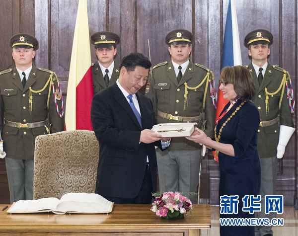 當?shù)貢r間3月29日，國家主席習(xí)近平在捷克布拉格會見布拉格市長科爾娜喬娃，并接受科爾娜喬娃代表該市贈予的城市鑰匙。 新華社記者 王曄 攝
