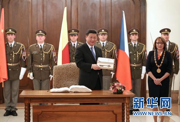 當?shù)貢r間3月29日，國家主席習(xí)近平在捷克布拉格會見布拉格市長科爾娜喬娃，并接受科爾娜喬娃代表該市贈予的城市鑰匙。 新華社記者 龐興雷攝