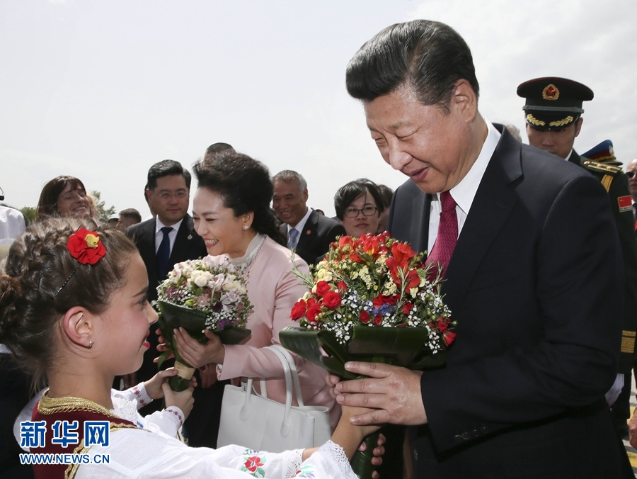  6月17日，國(guó)家主席習(xí)近平乘專機(jī)抵達(dá)貝爾格萊德，開始對(duì)塞爾維亞共和國(guó)進(jìn)行國(guó)事訪問(wèn)。塞爾維亞少年兒童向習(xí)近平和夫人彭麗媛獻(xiàn)上鮮花。新華社記者 蘭紅光 攝 