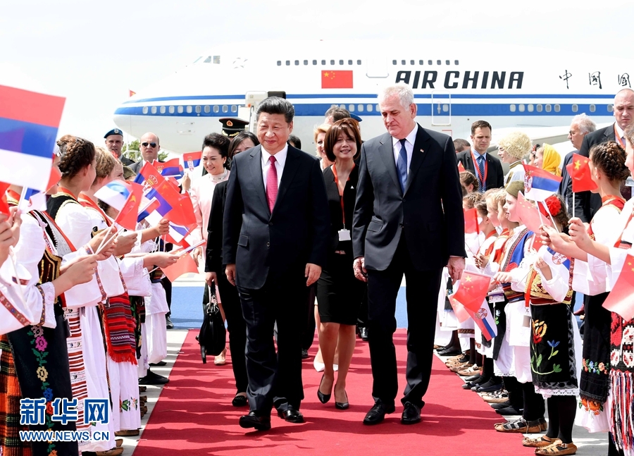 6月17日，國(guó)家主席習(xí)近平乘專機(jī)抵達(dá)貝爾格萊德，開始對(duì)塞爾維亞共和國(guó)進(jìn)行國(guó)事訪問(wèn)。習(xí)近平和夫人彭麗媛在機(jī)場(chǎng)受到塞爾維亞總統(tǒng)尼科利奇夫婦的熱情迎接。新華社記者 饒愛民 攝