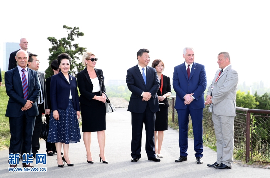 6月17日，中國國家主席習近平和夫人彭麗媛在塞爾維亞總統(tǒng)尼科利奇夫婦陪同下參觀具有悠久歷史的貝爾格萊德卡萊梅格丹公園。 新華社記者 馬占成 攝