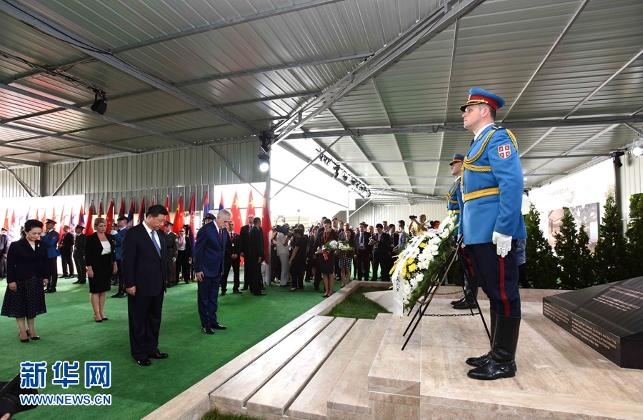 當地時間6月17日下午，剛剛抵達貝爾格萊德開始對塞爾維亞進行國事訪問的國家主席習近平和夫人彭麗媛，第一場活動就是前往中國駐南聯盟被炸使館舊址，憑吊在使館被炸事件中英勇犧牲的邵云環、許杏虎和朱穎3位烈士。新華社記者 饒愛民 攝 