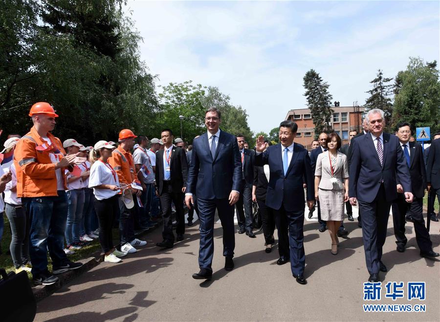 6月19日上午，國(guó)家主席習(xí)近平在貝爾格萊德參觀河鋼集團(tuán)塞爾維亞斯梅代雷沃鋼廠。習(xí)近平抵達(dá)時(shí)，塞爾維亞總統(tǒng)尼科利奇、總理武契奇在停車處熱情迎接。鋼廠工人和家屬、當(dāng)?shù)厥忻駭?shù)千人夾道歡迎。新華社記者 饒愛(ài)民 攝
