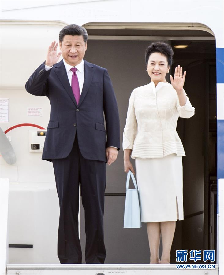 6月19日，國家主席習(xí)近平抵達華沙，開始對波蘭共和國進行國事訪問。這是習(xí)近平和夫人彭麗媛步出艙門。 新華社記者 謝環(huán)馳 攝 