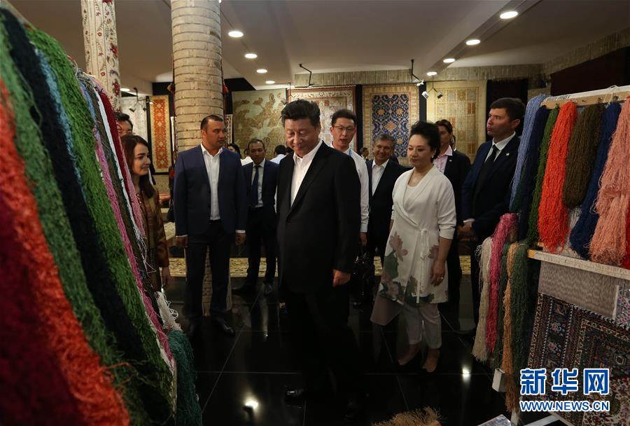 6月21日下午，正在對(duì)烏茲別克斯坦進(jìn)行國(guó)事訪問(wèn)的國(guó)家主席習(xí)近平在烏茲別克斯坦總理米爾濟(jì)約耶夫陪同下，來(lái)到布哈拉古城參觀這座被稱為“絲綢之路活化石”的歷史文化名城。這是習(xí)近平和夫人彭麗媛參觀一家地毯和絲綢作坊。新華社記者蘭紅光攝