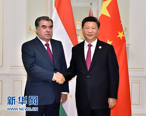 6月23日，國家主席習(xí)近平在塔什干會(huì)見塔吉克斯坦總統(tǒng)拉赫蒙。新華社記者李濤攝
