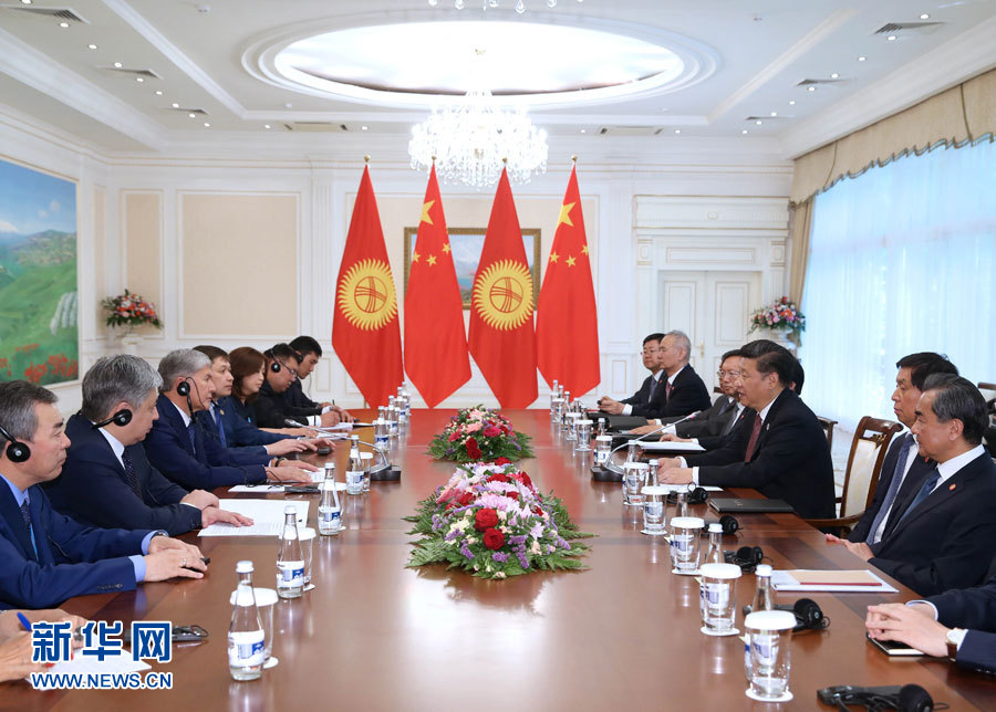 6月24日，國(guó)家主席習(xí)近平在烏茲別克斯坦塔什干會(huì)見(jiàn)吉爾吉斯斯坦總統(tǒng)阿坦巴耶夫。 新華社記者 馬占成 攝