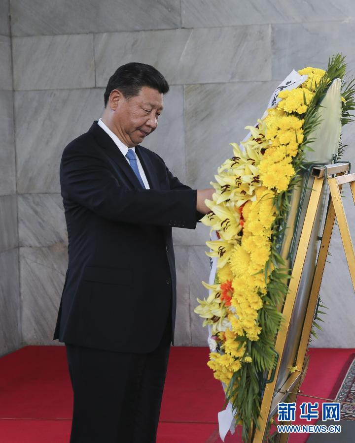 10月13日，國(guó)家主席習(xí)近平在金邊同柬埔寨首相洪森舉行會(huì)談。會(huì)談前，習(xí)近平向柬埔寨獨(dú)立紀(jì)念碑獻(xiàn)花圈。 新華社記者丁林?jǐn)z 