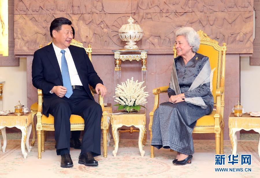 10月13日，國(guó)家主席習(xí)近平在金邊看望柬埔寨太后莫尼列。新華社記者姚大偉攝 