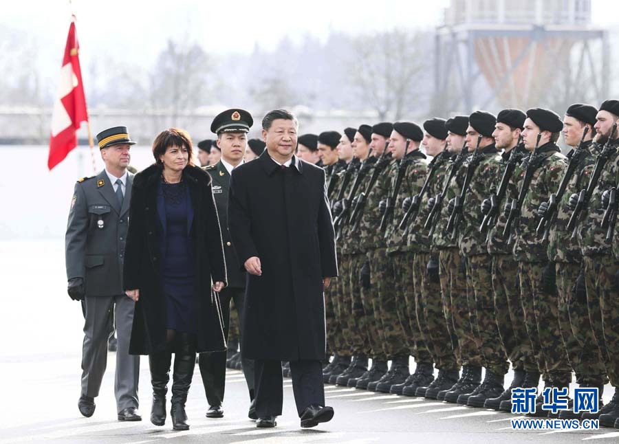 1月15日，國(guó)家主席習(xí)近平乘專機(jī)抵達(dá)蘇黎世，開(kāi)始對(duì)瑞士聯(lián)邦進(jìn)行國(guó)事訪問(wèn)。 這是習(xí)近平在瑞士聯(lián)邦主席洛伊特哈德陪同下檢閱儀仗隊(duì)。新華社記者 蘭紅光 攝