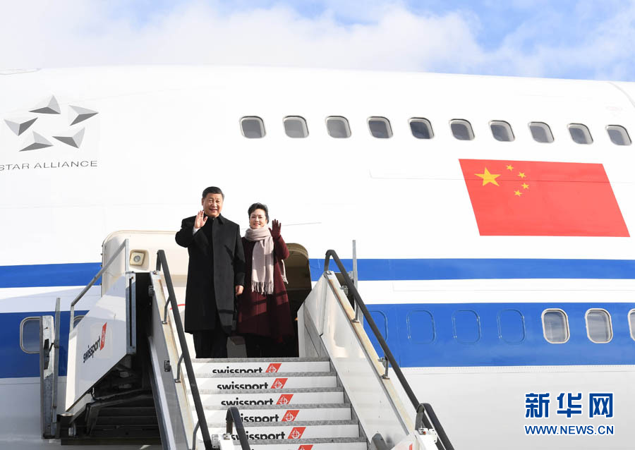 1月15日，國(guó)家主席習(xí)近平乘專機(jī)抵達(dá)蘇黎世，開(kāi)始對(duì)瑞士聯(lián)邦進(jìn)行國(guó)事訪問(wèn)。 這是習(xí)近平和夫人彭麗媛步出艙門(mén)。 新華社記者 饒愛(ài)民 攝