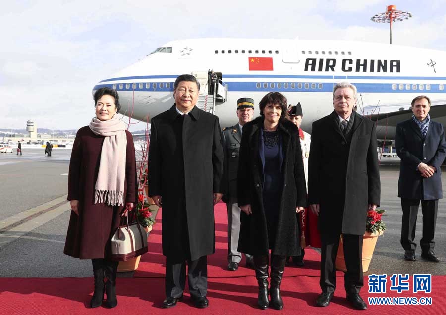 1月15日，國(guó)家主席習(xí)近平乘專機(jī)抵達(dá)蘇黎世，開(kāi)始對(duì)瑞士聯(lián)邦進(jìn)行國(guó)事訪問(wèn)。這是瑞士聯(lián)邦主席洛伊特哈德在機(jī)場(chǎng)為習(xí)近平和夫人彭麗媛舉行隆重歡迎儀式。 新華社記者 蘭紅光 攝