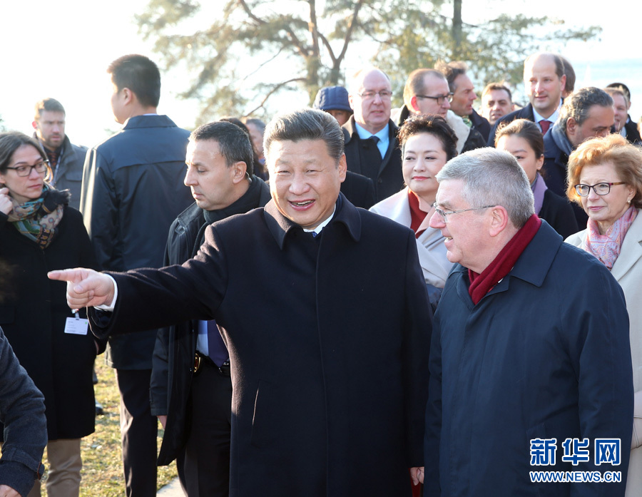 1月18日，國家主席習(xí)近平在瑞士洛桑國際奧林匹克博物館會(huì)見國際奧林匹克委員會(huì)主席巴赫。這是會(huì)見后，習(xí)近平和夫人彭麗媛在巴赫主席夫婦陪同下，參觀國際奧林匹克博物館。新華社記者 姚大偉 攝