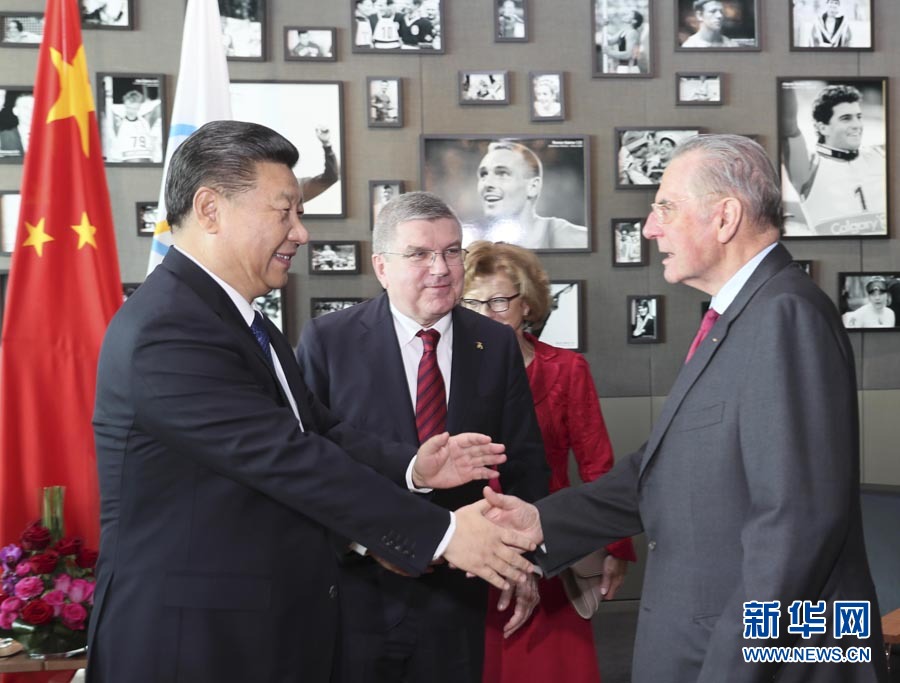 1月18日，國家主席習(xí)近平在瑞士洛桑國際奧林匹克博物館會(huì)見國際奧林匹克委員會(huì)主席巴赫。這是會(huì)見后，習(xí)近平與國際奧委會(huì)名譽(yù)主席羅格交談。新華社記者 蘭紅光 攝