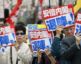 麻煩重重 安倍難逃“森友劫”？