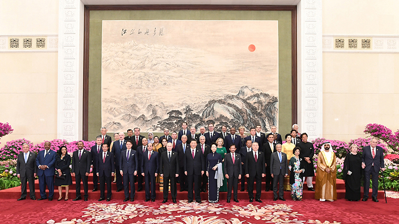 習近平和彭麗媛歡迎外方領(lǐng)導(dǎo)人夫婦及嘉賓